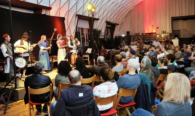 Die historische Gruppe &#8222;Ridewanz&#8220; musiziert vor vollem Saal.   | Foto: Wolfgang Knstle