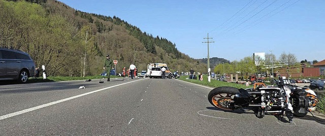 Eine schwer verletzte Kradfahrerin und...sbach-Waldparkplatz einbiegen wollen.   | Foto: ZVG