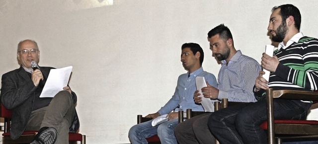 Hassan Aldib, Anas Hallak und Moufed E...on rechts)  und die aus dem Publikum.   | Foto: Cornelia Liebwein