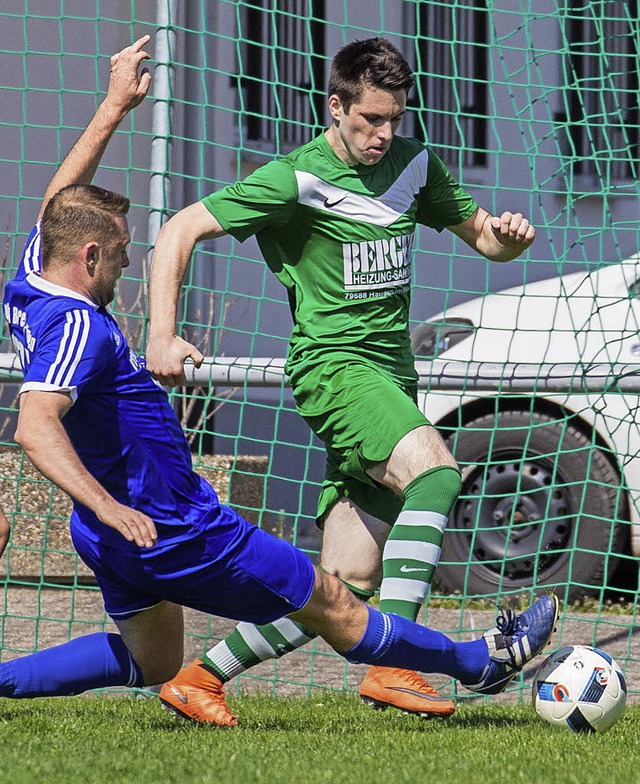 Kein Vorbeikommen:  Daniel Kaiser (Bre... stoppt den Hausener Timo Haselwander.  | Foto: Grant Hubbs