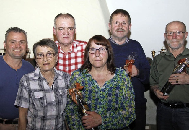 Ingrid Weiss (Zweite von links) zeichn...inige sehr aktive Wanderfreunde aus.    | Foto: Herbert Trogus