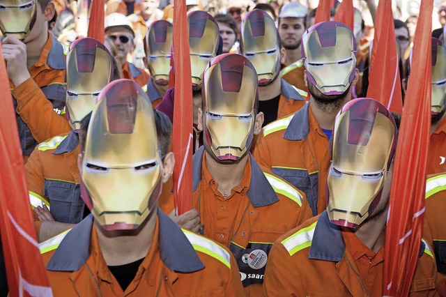 Masken der Comicfigur  Iron Man (Eisen...  Lehrlinge der Vlklinger Saarstahl.   | Foto: dpa