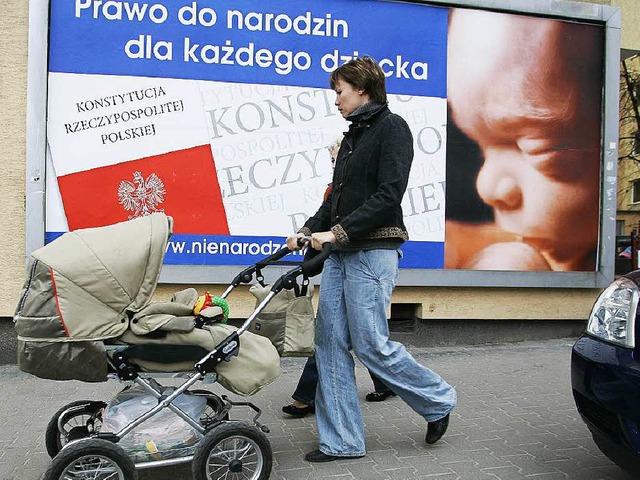 Immer wieder diskutiert Polen ber Abt...11; hier ein Plakat aus dem Jahr 2007.  | Foto: ImageForum, JANEK SKARZYNSKI