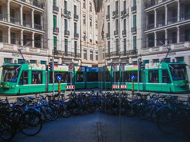 Original und Spiegelung: Gnther Fischer setzte die Tram  kunstvoll in Szene.  | Foto: Herbert Frey