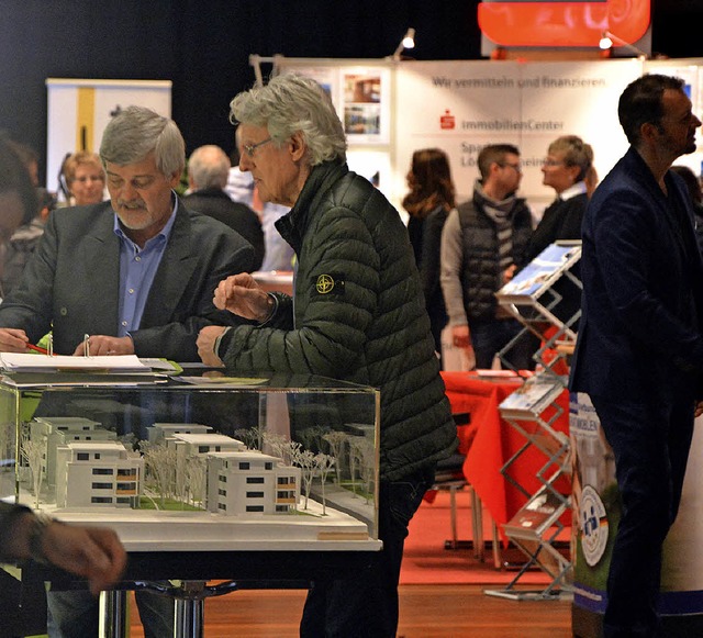 Ein Bild vom aktuellen Immobilienmarkt...ch die Besucher beim Rundgang machen.   | Foto: Barbara Ruda