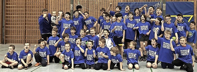 Kollektiver Jubel aller Teilnehmer zum...es Handball-Jugendcamps in Kenzingen.   | Foto: Werner Schnabl