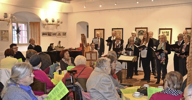 Der Liederkranz bei einem Auftritt im Haus des Gastes.  | Foto: Sebastian Barthmes