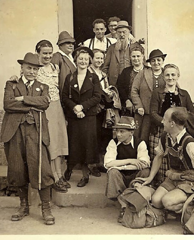 Wandern 1938: Mit Anzug und Krawatte geht&#8217;s zur Lichteneck.   | Foto: Archivfoto: Schwarzwaldverein