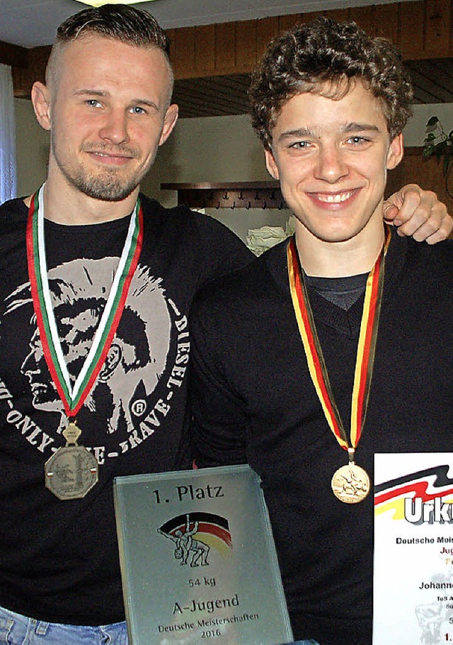 Zeigen ihre Medaillen: Der frisch gek...v, der bei der U-23-EM Bronze gewann.   | Foto: Wunderle