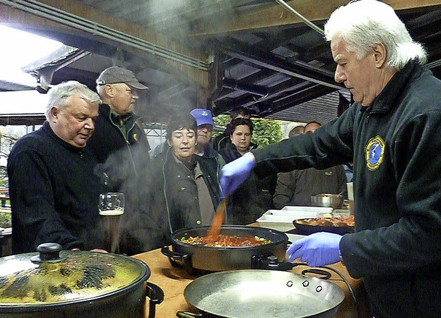 Rolf Henninger bereitete vor den Teiln...hops beim Fischerverein die Paella zu.  | Foto: Gabriele rasenberger