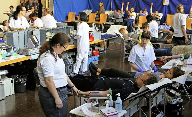 Erstmals wurde in der Haltinger Festhalle Blut gespendet.  | Foto: Antje Gessner