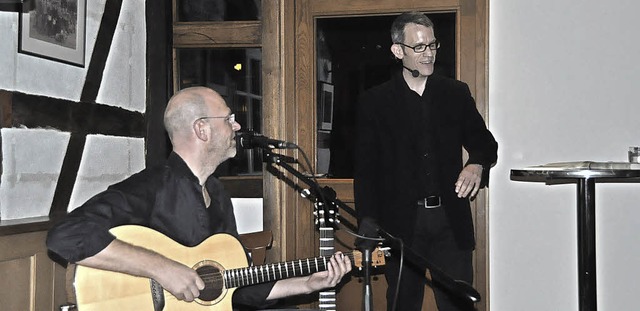 Jeremiah Wood spielt Gitarre,  Sebastian Rei liest.   | Foto: Herbert Geisler