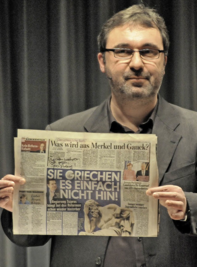 Zeitungen - fr Kabarettist Uwe Spinde...ube an Steilvorlagen fr sein Programm  | Foto: Markus Zimmermann