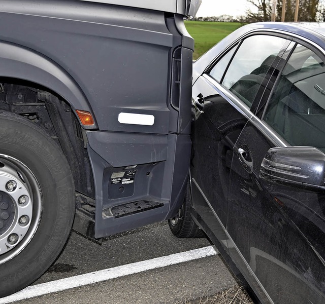 Riesenglck hatte ein Mercedesfahrer b...Kollision mit einem Lkw auf der B 31.   | Foto: Kamera 24