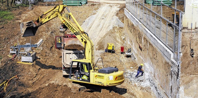 Fr den Erweiterungsanbau des Schwimmb...bt ein Bagger die Fundamentgrube aus.   | Foto: Roland Gerard