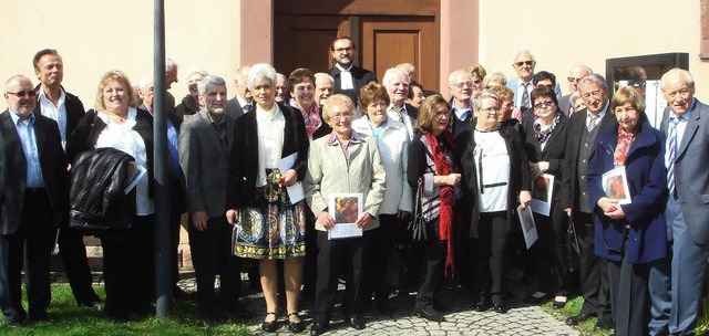 Groes Treffen:  Die Jubilare mit Pfar...h Heuberger vor der Kirche in Wieslet   | Foto: zvg