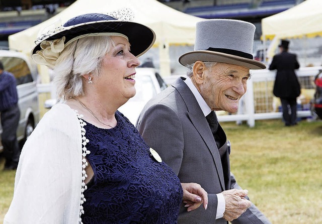 In charmanter Begleitung zum Pferderennen nach Ascot: William Wolff.   | Foto: Ulrich Holz