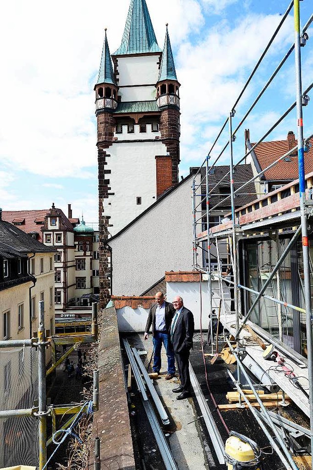 Verleger Wolfgang Poppen und Projektle... Holtz auf der knftigen Dachterrasse.  | Foto: Ingo Schneider