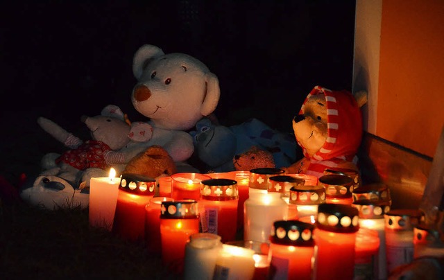 Trauer um den dreijhrigen Alessio: Im... Kerzen vor dem Landratsamt entzndet.  | Foto: bury