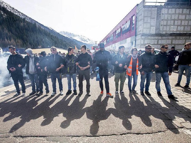 Am Brenner protestierten Anfang April ...en gegen den Aufbau einer Grenzanlage.  | Foto: dpa