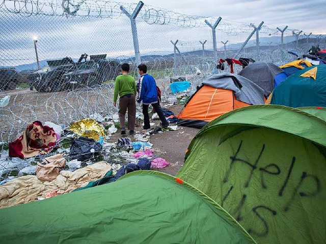 Fr Flchtlinge ist hier, an der Grenz...land und Mazedonien, kein Durchkommen.  | Foto: dpa