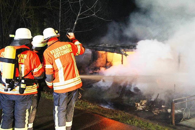 Die Btzinger Feuerwehr beim Lschen des Brandes in der Kleingartenanlage.  | Foto: Horst David