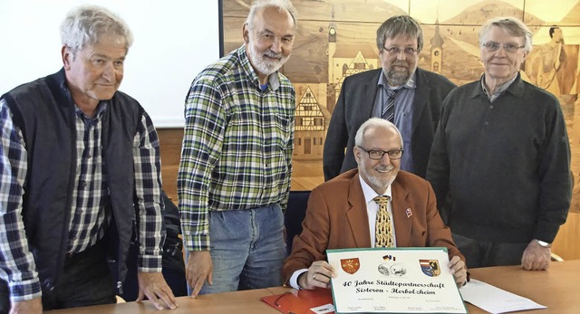 Das Programm frs Partnerschaftsjubil...r Baumann stellten es am Mittwoch vor.  | Foto: Ilona Hge