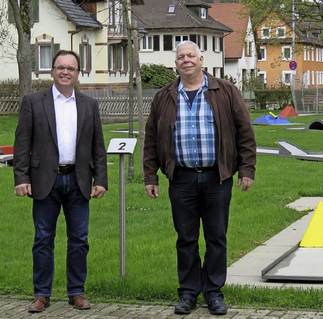 Die Minigolfanlage ffnet bald wieder,...rgermeister Thomas Schfer begrte.   | Foto: Gemeinde