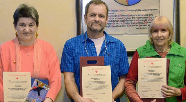 Wurden fr ihre  Blutspenden geehrt: P...rg Birkle und Helga Frey (von links).  | Foto: Max Schuler