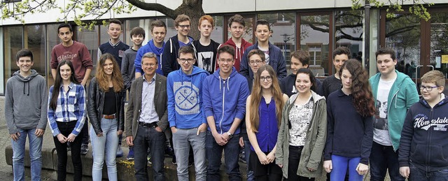 Mathelehrer Edmund Stocker (vorne, vie...stolz auf die gute Teamarbeit der 9a.   | Foto: Carola Bruhier