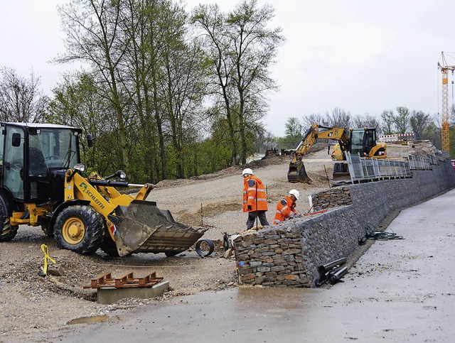 Die Mrkter Brcke ist fast fertig. Ab...berquerung der Autobahn ermglichen.   | Foto: Lauber