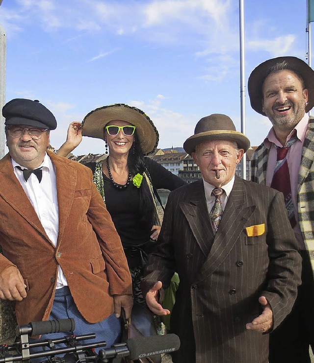 Die Olsenbande bei ihrem Dreh auf der ...heinbrcke im schrgen Gauner-Outfit.   | Foto: Filmstudio Wrchwitz