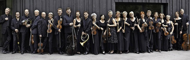 Das Freiburger Barockorchester vor dem Ensemblehaus  | Foto: Annelies van der Vegt