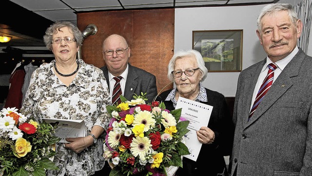 Der VdK-Kreisvorsitzende Dieter Lsch ...links) ehrten langjhrige Mitglieder.   | Foto: Herbert Trogus