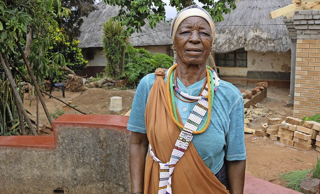 Ein Stamm wartet auf die Knigin &#821...olokwane aus der kniglichenFamilie.   | Foto: S. Tarvainen (dpa)