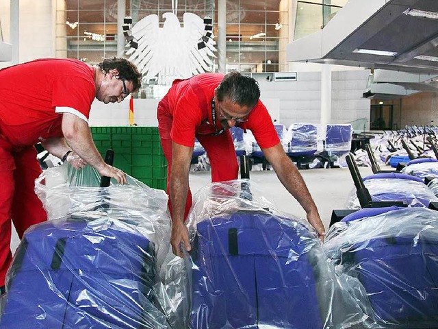 Wird das 2017 wieder ntig? Mitarbeiter des Bundestags packen neue Sthle aus.  | Foto: dpa