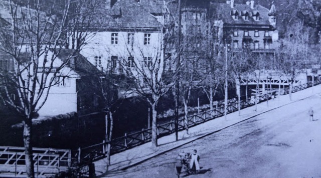 Blick ber die Hauptstrae auf das heu...) und das ehemalige Kurhaus (hinten).   | Foto: Archiv Thomas Mutter