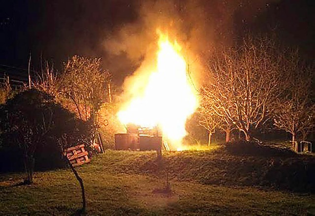 Vorstzlich in Brand gesteckt wurde la...e  am Samstagabend im Teninger Acker.   | Foto: Feuerwehr Endingen