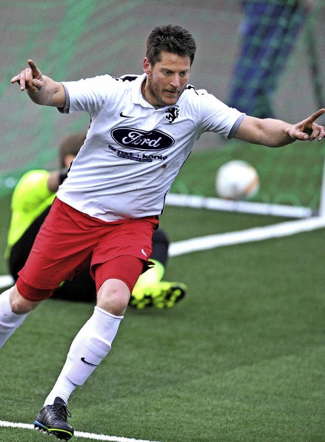 Und drin ist der Ball: Der Bonndorfer ... TuS-Treffern gegen den FC Lffingen.   | Foto: wolfgang scheu