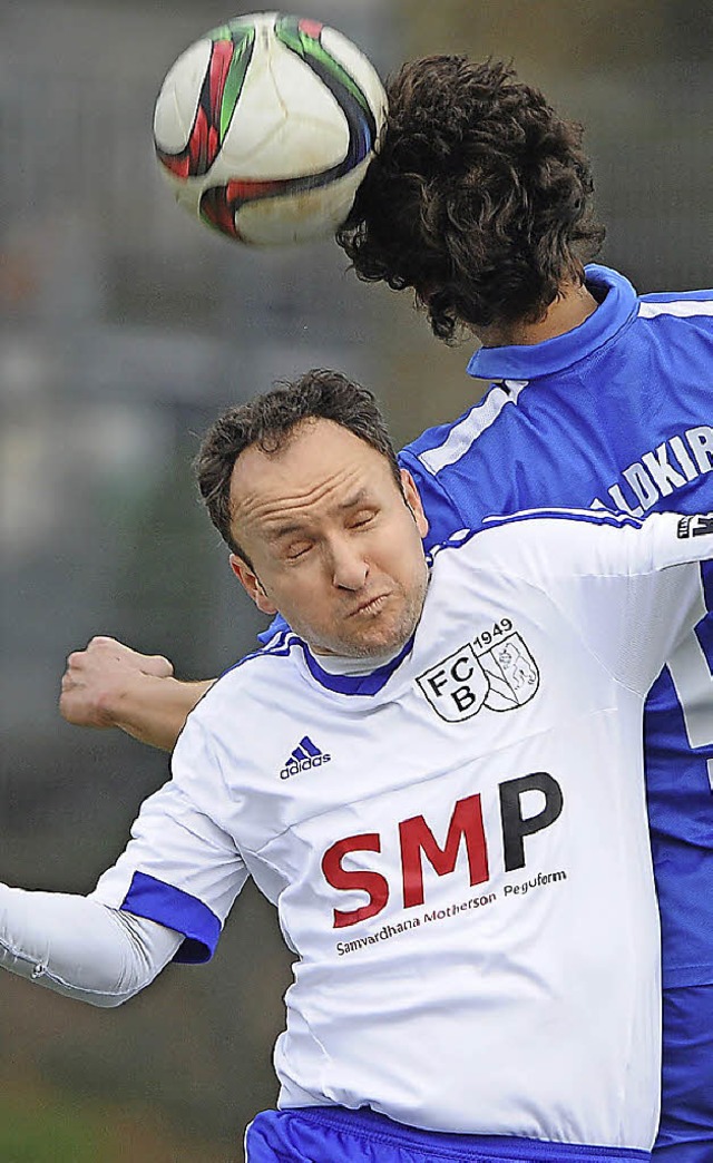 <BZ-FotoAnlauf>Verbandsliga:</BZ-FotoA...rainer  Beskid hrt in Btzingen auf.   | Foto: Keller