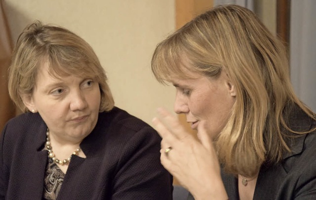 SPD-Frauen bei der Ursachenforschung: Katja Mast (links), Birte Knnecke   | Foto: Steckmeister