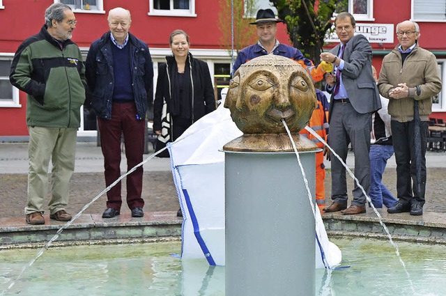 Der Brunnen vor dem Rathaus pltschert...gesicht eine Sulenposition gefunden.   | Foto: Bhm-Jacob