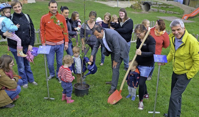 Fleiige Handwerker: Die Kinder aus de...er Schneucker, den SC-Baum zu gieen.   | Foto: SENF