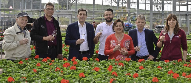 Weingenuss inmitten von Blumen bei der Grtnerei Mller   | Foto: anfe