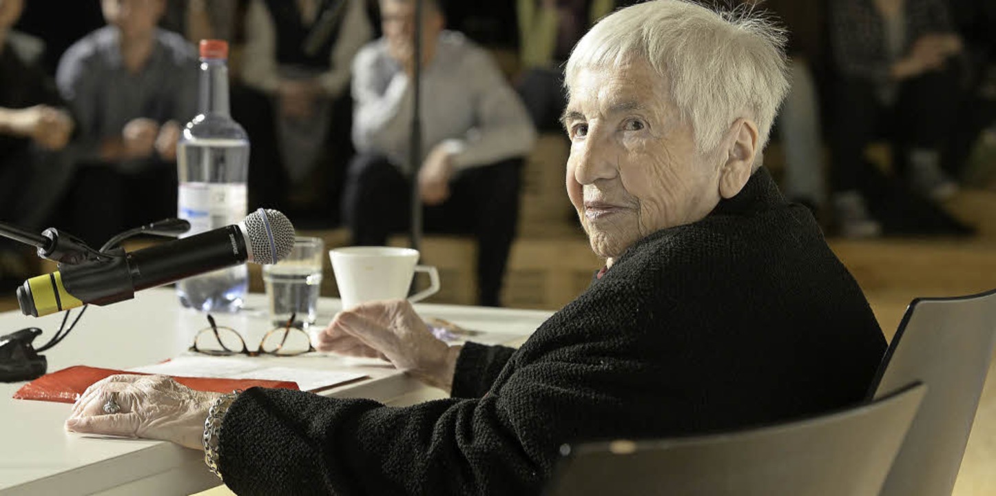Ist auch Vorbild: Esther Bejarano bei ihrer Lesung am UWC.  | Foto: Ingo schneider