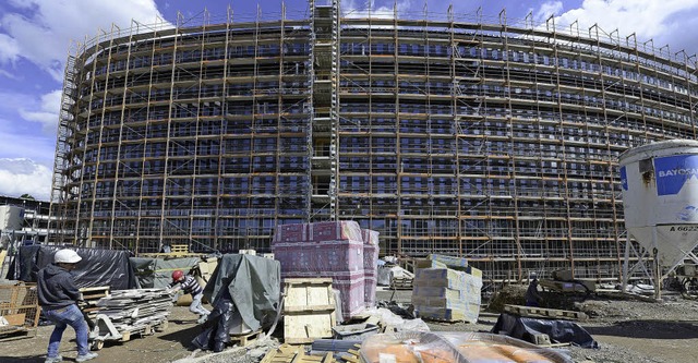 Noch steckt das neue Rathaus hinter Gi...eiter in den Neubau einziehen knnen.   | Foto: Ingo Schneider