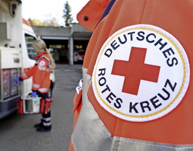 Sie helfen, wo sie knnen: die Helfer des Deutschen Roten Kreuzes.   | Foto: dpa