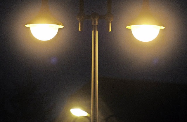 Nacht wird nicht geduldet: moderne Straenbeleuchtung   | Foto: dpa