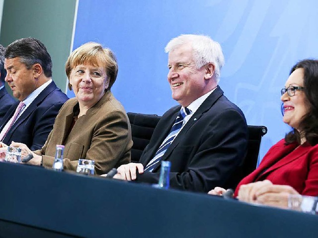 Pflichtlcheln: Kanzlerin Angela Merke...tsministerin Andrea Nahles (von links)  | Foto: dpa