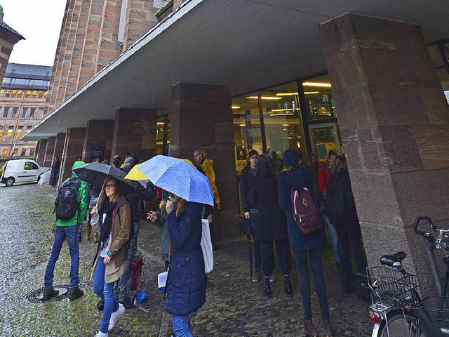 Im Regen stehen mussten Studierende vo...bude nach einem Feueralarm evakuiert.  | Foto: Michael Bamberger